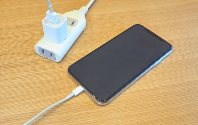 iPhoneを電源に接続して充電